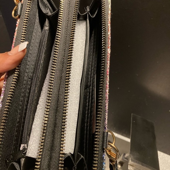 Baby Phat Ladies crossbody - Picture 8 of 8